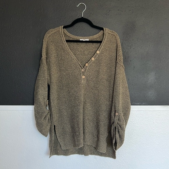 mine Tops - Mine green textured knit 3/4 sleeve shirt with buttoned neckline medium